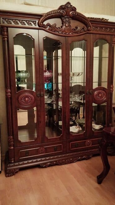 Şüşəli dolab vitrini