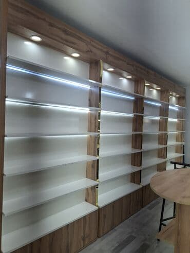 вешалки напольные для одежды оригинальные: Mağaza üçün vitrin və rəf sistemi - İki tərəfli divar boyu modul — 4