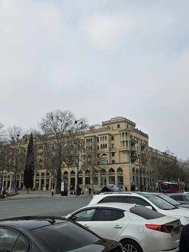 Bağ evləri: Tam merkezde univermagin qarsisindaki binada her bir serait olan ev — 1