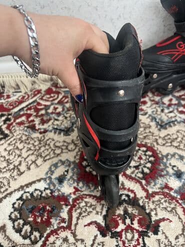 Maskalar, eynəklər: İnline təkərli konkislər - Rəng: qara/qırmızı - Təkər düzümü: 4 — 3