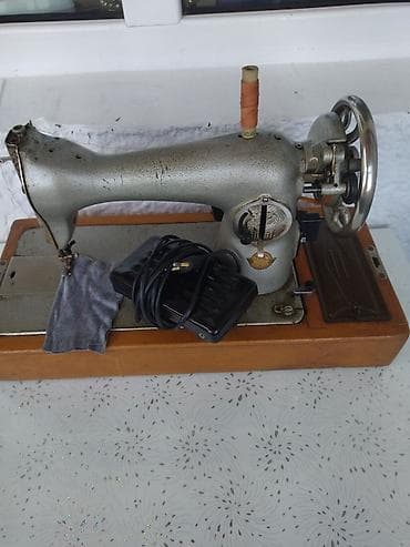 Elektrikli tikiş maşını - Korpus: metal gövdə, üstündə ip çarxı və