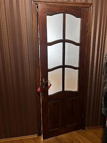Taxta iç otaq qapısı – şüşəli model - Material: kütləvi ağac (tünd