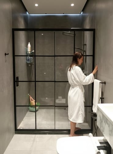 Qara çərçivəli, şüşə panelli duş kabinəsi. Müasir dizaynı ilə hər bir lalafo.az -da Qara çərçivəli, şüşə panelli duş kabinəsi. Müasir dizaynı ilə hər bir