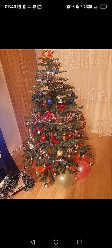 yeni unitazlar: Bəzəkli Yeni il şam ağacı dəsti - Realistik iynəyarpaqlı şam ağacı — 1