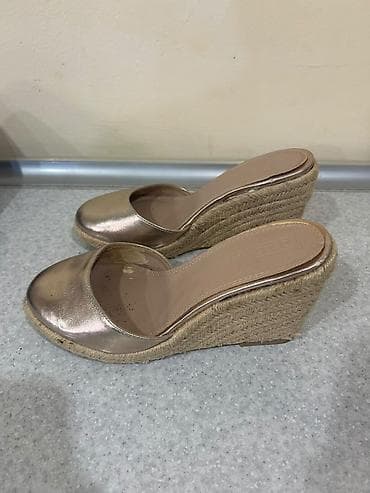 Qadın üçün platformalı terlik/sandalet - Model: Açıq burunlu slip-on — 2