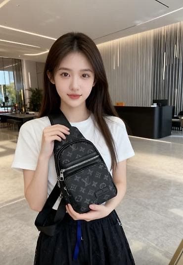 deri sumka: Uniseks çiyin/çapraz çanta – monoxrom qara-­boz monoqram naxışlı - — 2