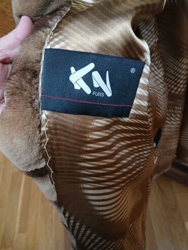 женские свитера с мехом: Zərif rəng çalarları ilə qadın xəz paltosu. Paltarın ön hissəsində iri — 4