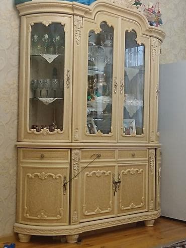 Klassik üslubda böyük vitrİN-büfe - Material: ağac əsaslı massiv