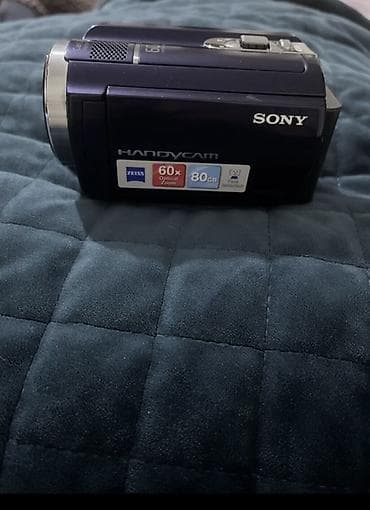 kamera satılır: Sony Handycam kamera satılır. Kamera tam işlək vəziyyətdədir. 80 GB — 1