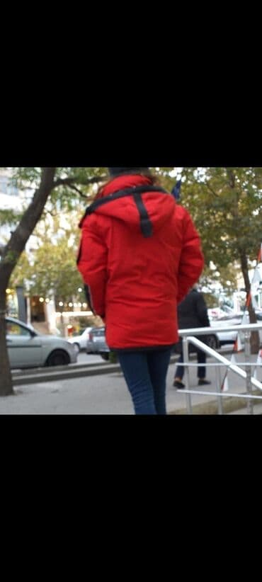 Pencəklər: Qırmızı qış parkası - Rəng: parlaq qırmızı, qara detallarla - Kəsim — 2