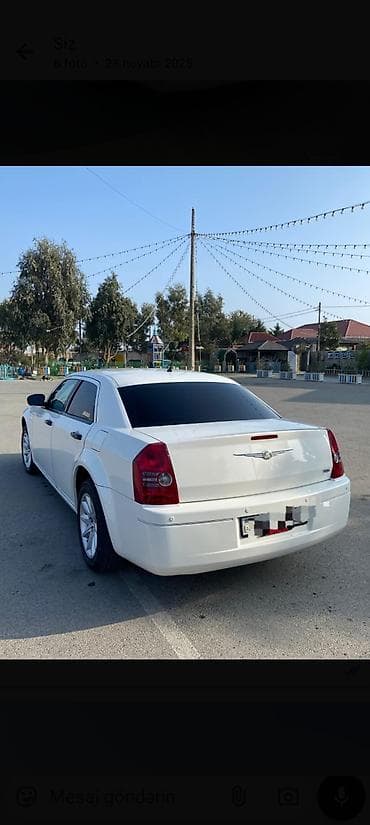 Chrysler 300 (ağ rəng) – sedan - Kuzov: 4 qapılı sedan, ağ rəng, qara