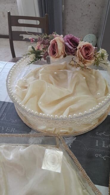 Toy paltarları: Yumru xonca satilir 12 manata.Ici derindir.5 kq qeder konfet tutumu — 1