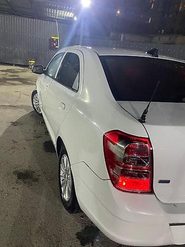 zapi maşin: Təcili satilir heç bir prablemi yoxdur Ağ rəngli 4 qapılı sedan — 7