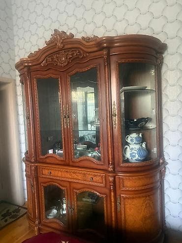 qapı kantı: Klassik üslubda vitrin-bufet - Material: təbii taxta karkas, qoz — 3