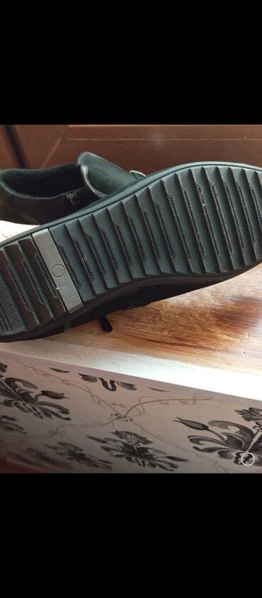 бордовые мужские мокасины: Kişi loaferləri – qara rəng, klassik/kaşual dizayn. Xüsusiyyətlər: - — 2