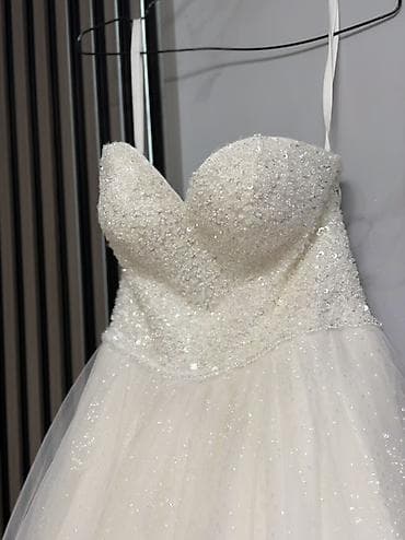 Ağ rəngdə, bəzəkli gəlinlik. - Model: A-kesim/Ball gown siluet, uzun — 1