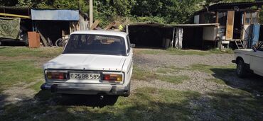 ваза напольная стеклянная высокая без узора: Ağ rəngli VAZ-2106 sedan avtomobili. Dörd qapılı bu avtomobil retro — 2