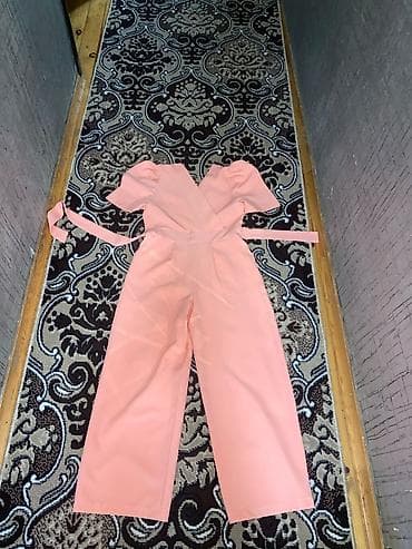 Tünd şaftalı rəngində qadın kombinezonu. - Model: V-yaxa, qısa puff