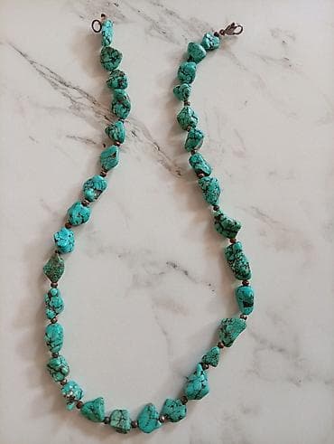 tebii saç: Firuze daşlardan hazırlanmış boyunbağı.Tebii daw — 1