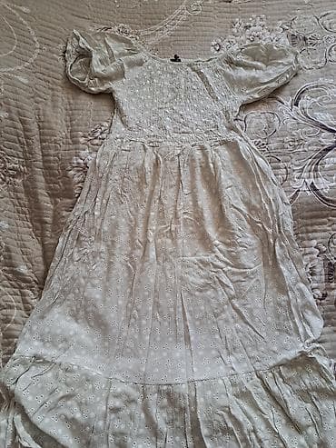 Ağ rəngli, dizdən aşağı uzunluqda qadın paltarı. - Parça: yüngül