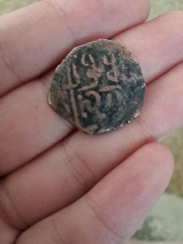 dekor güldan: Məhsul: Köhnə mis/bronza sikkə (ərəb qrafikalı yazılarla) Təsvir: - — 1