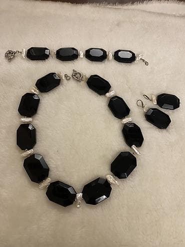 Dəstə daxildir: Boyunbağı