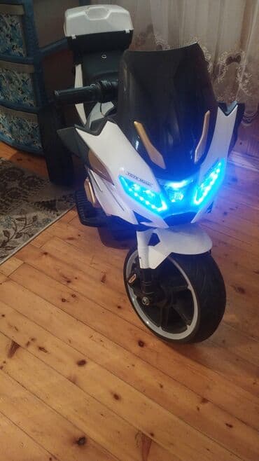 elektrikli maşınlar: Uşaq üçün elektrik motosikleti - Rəng: ağ/qara, qızılı detal — 1