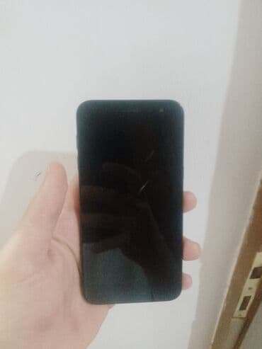 Smartfon - Ekran: təxminən 5.0–5.2 düym, ön hissədə kamera və dinamik