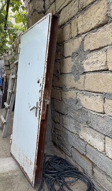 Üstdən çıxma qalın materialda dəmir qapı satılır,ölçülər 90/2.05,ünvan