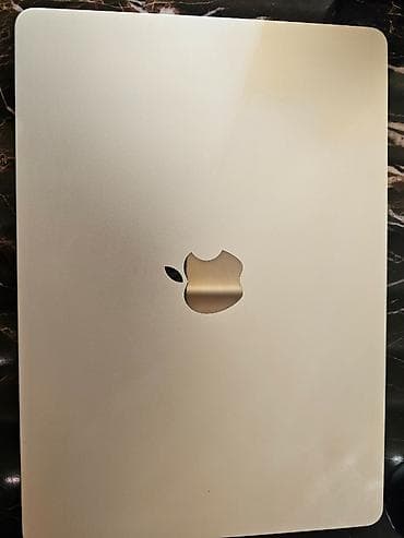 Apple MacBook Air 13" – gümüş rəng satılır. Qeyd: Şəkillərdə real