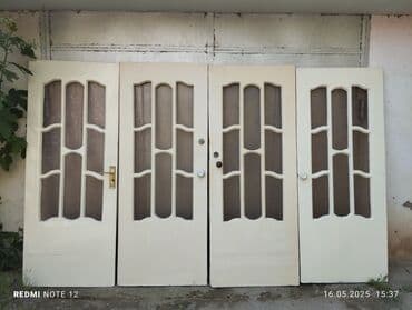 qapllar otaq: Ağ rəngdə, şüşəli, taxta qapılar satılır. Şüşələri xrustal, qəhvəyi — 6