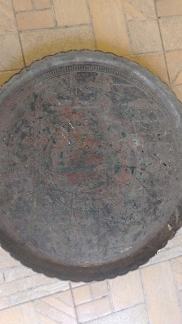 Qab-qacaq və mətbəx ləvazimatları: Misgərlik işi böyük mis sinı – əl oyma naxışlı - Material: döymə mis — 1