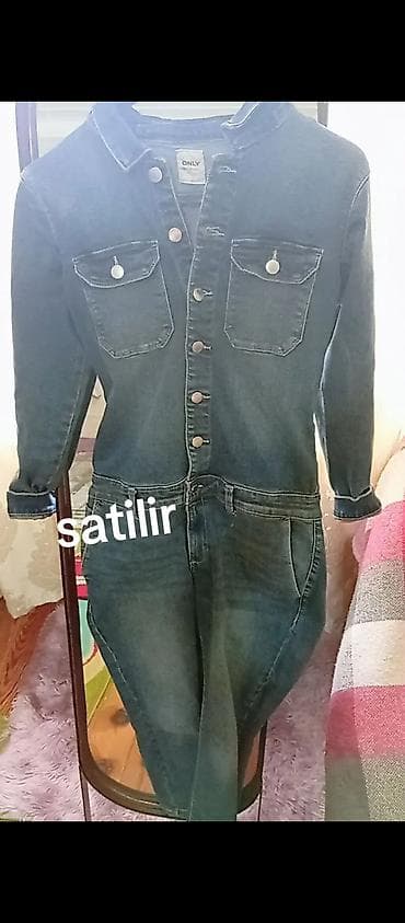 ONLY brendinin denim kombinezonu (cəmi parça kimi təkgövdə geyim). -