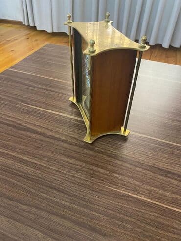 старинные напольные часы для дома: Qedimi saat Bu, qızılı metal çərçivəyə və tünd qəhvəyi taxta yan — 2