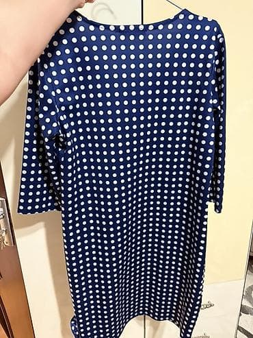 böyük bədən: Qadın paltarı – göy rəngli, ağ xallı dizayn - Model: düz kəsim, dizə — 2