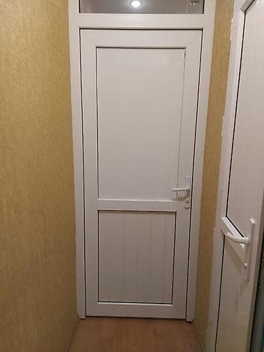 ağ qapilar: Ağ rəngli plastik qapı və üst şüşə transomlu bölmə. Xüsusiyyətlər: - — 1