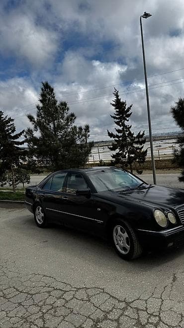 Mercedes-Benz E-Class: 2.4 l | 1998 il Sedan