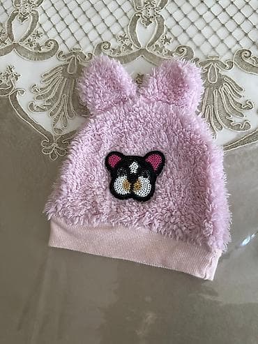 Üst geyimləri: Uşaq papağı – tüklü, quzu tüklü teksturalı, açıq çəhrayı rəngdə. Üst — 1