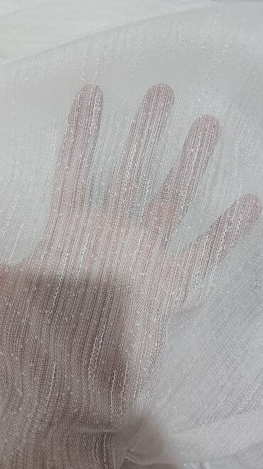 Ağ, şəffaf tül parça - Naxış: incə, şaquli zolaqlı toxuma - Effekt