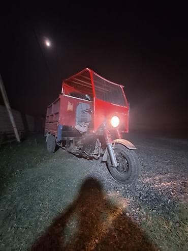 Yükdaşıma üçün üçtəkərli motosiklet (trisikl) - Korpus: qırmızı