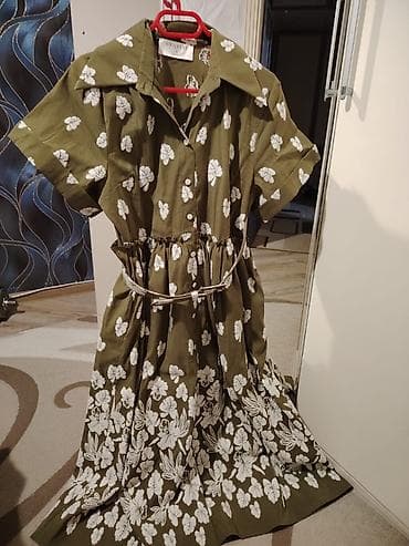 Zeytun-yaşıl rəngdə, ağ çiçək naxışlı uzun don. - Model: köynək-tipli