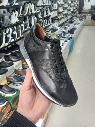 boz rəngli kişi mokasinləri: Kişi idman üslubunda dəri ayaqqabı - Rəng: qara (mat və yüngül — 1