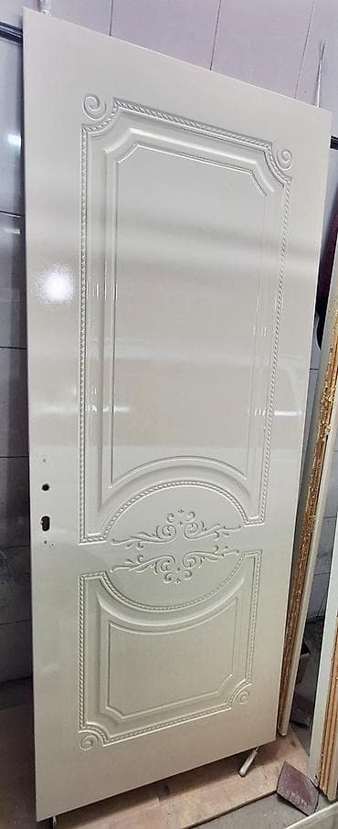 Ağ rəngdə klassik naxışlı otaq qapısı dəsti - Material: MDF əsaslı