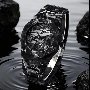 Unikal dizaynlı qol saatı - Korpus və qolbaq: qara-karbon toxumasını