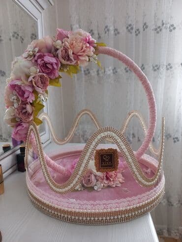 8 mart ucun hediyeler: Çəhrayı rəngdə, zərif güllərlə bəzədilmiş dekorativ səbət. Səbətin — 1