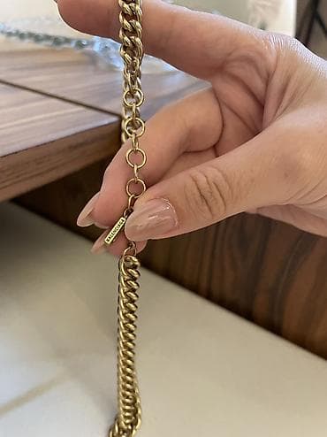 Balenciaga boyunbağı satılır. Qızılı rəngdə, BB Icon modelidir. Yaxşı — 3