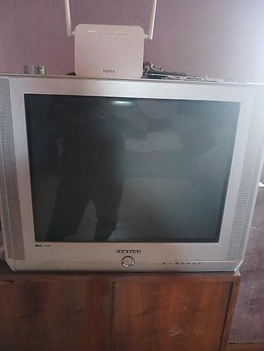 tv box android: Kolleksiya şəklində 3 ədəd köhnə model TV 1) Samsung (gümüş və qara — 3