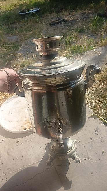 Klassik metal samovar - Material: cilalanmış metal gövdə - Yanacaq — 1