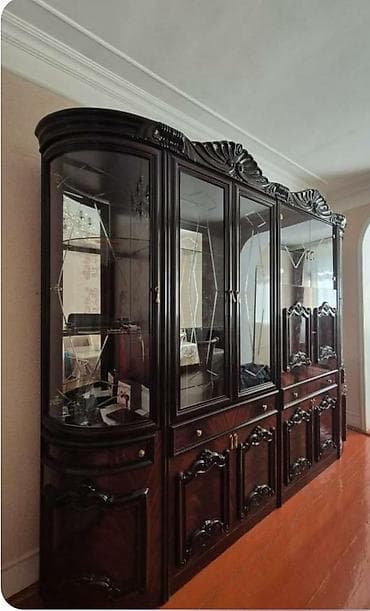 qedimi skaf: Klassik üslubda iri vitrinli/servant şkafı - Material: massiv ağac və — 1