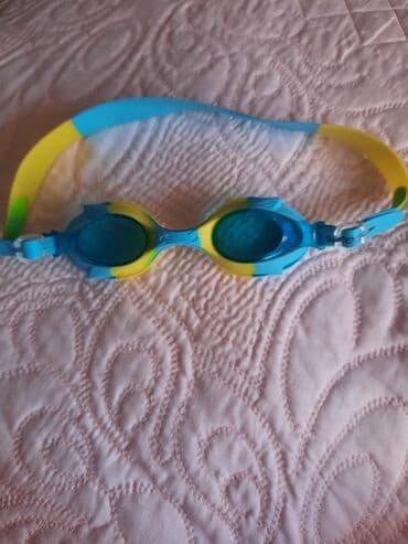 uzguculuk eynəyi: Bu üzgüçülük eynəyi mavi və sarı rənglərin kombinasiyası ilə — 1